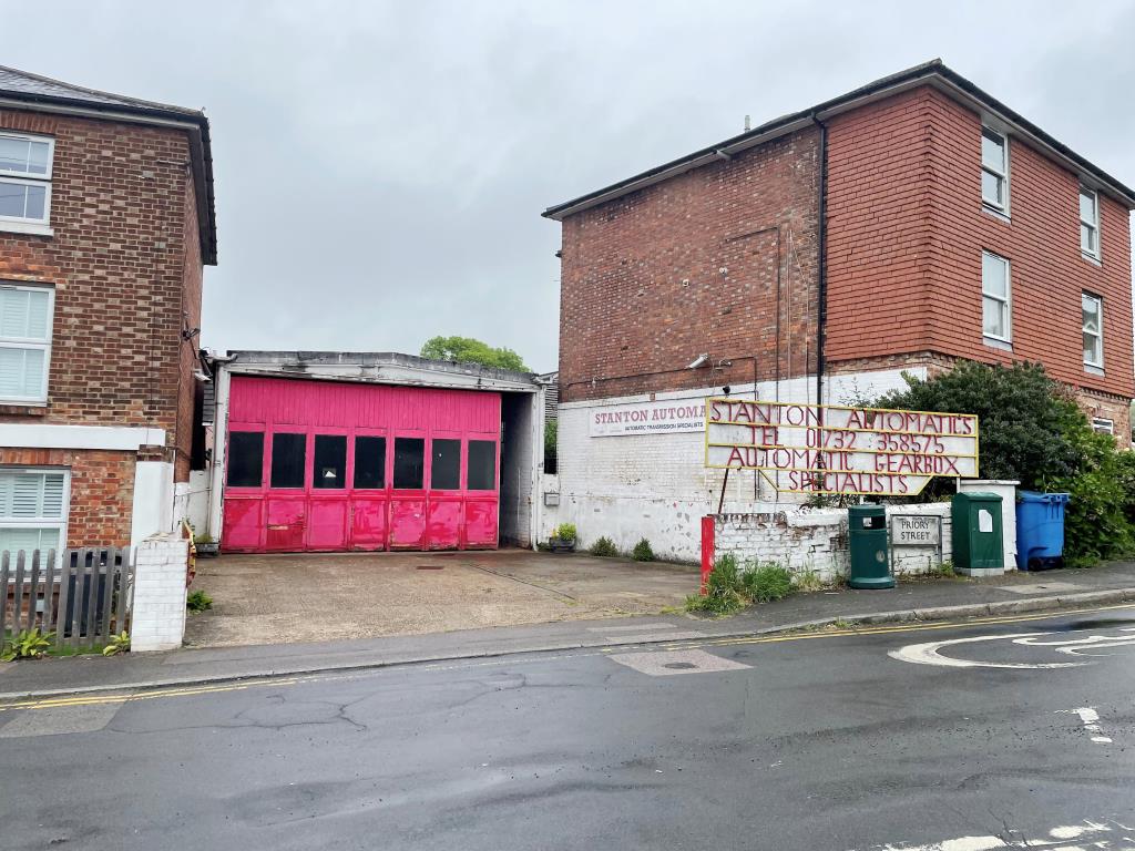 Lot: 67 - FREEHOLD CAR GARAGE - Car garage